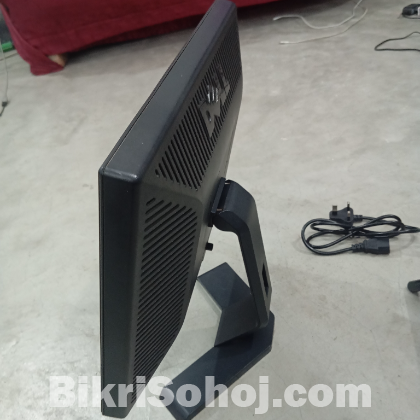 17inc ডেল মনিটর। মাত্র 2500 টাকা,